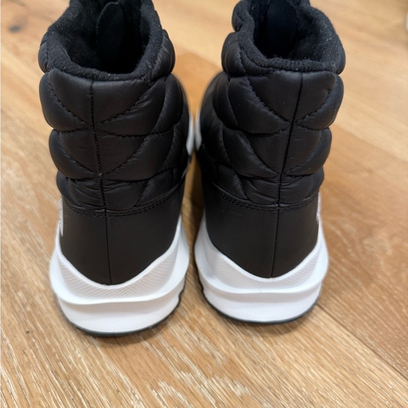 The North Face - Like New Womens Black and White quilted boots size 9 - Picture 4 of 7